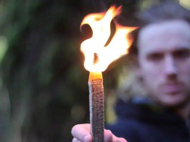 UCO Sweetfire Stormproof firestarter 3 stuks . Gemaakt van een bijproduct van suikerriet. Door de plantaardig wax kan elke lucifer 15 minuten branden.